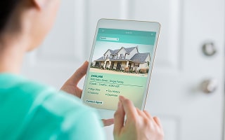 How Should Sellers Price Their Homes to Attract Buyers While Maximizing Value in Kansas?